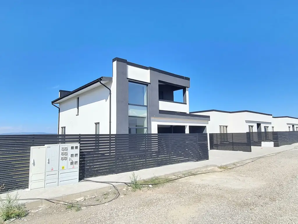 Casa individuala 4 camere 3 bai si garaj Cartier Izvor