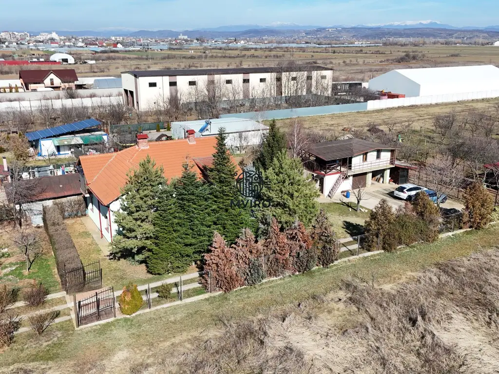 Casa de vanzare in Targoviste - 5 camere, 2 garaje, teren generos
