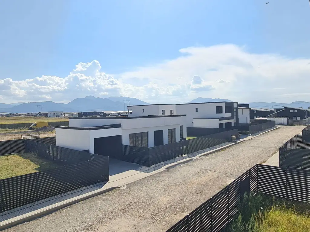 Casa individuala 4 camere 3 bai si garaj Cartier Izvor