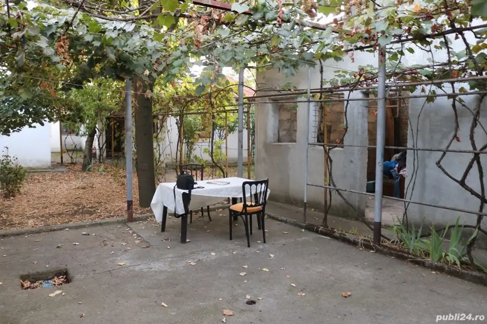 Vand casă cu teren.