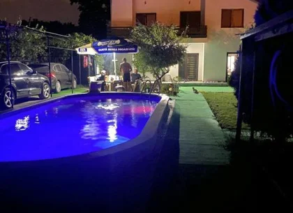 Afumati vila 8 camere , teren 1300 mp , piscina