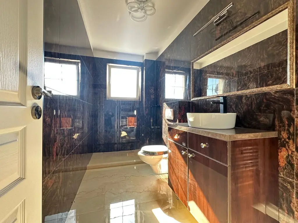 Vânzare casă 5 camere nouă elegantă și spațioasă în Hărman