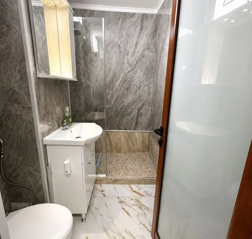 Apartament spațios 3 cam, complet renovat, mobilat – disponibil 01.07.