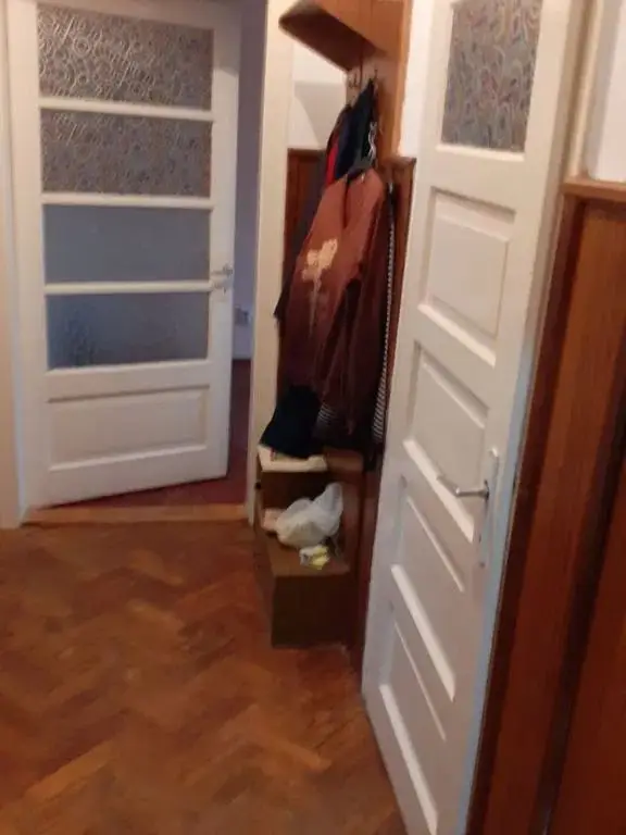 ageuropa.ro vinde ap. 2 cam. la parterul unei case în zona Carpați 2.