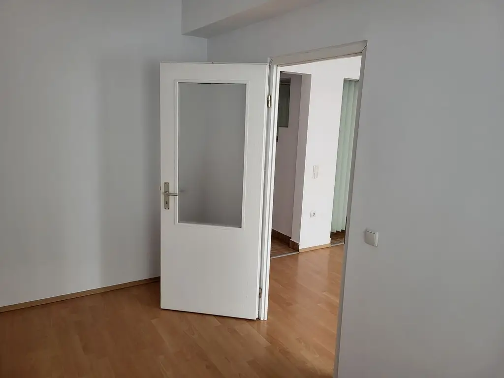 BRASADAS vinde ap 2 cam la PARTER in CENTRU.