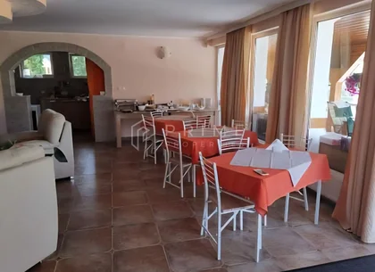 Casă individuală 310mp utili, 8 camere, piscină