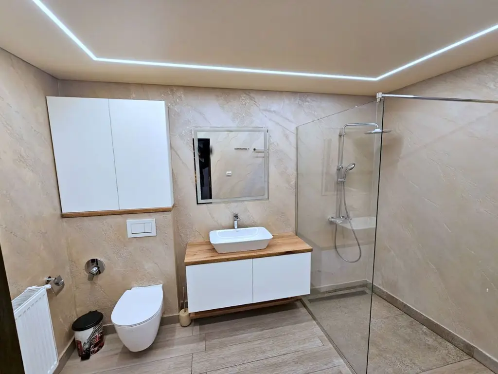 De vanzare - Casa 2 camere, renovata - singur in curte -Piata Centrala