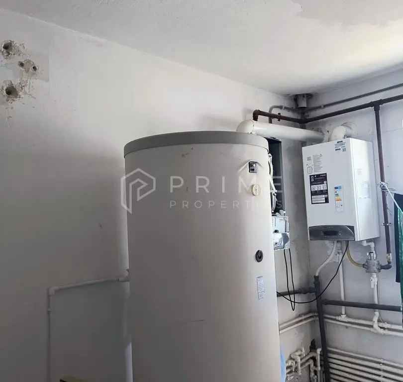 Spațiu industrial modern cu panouri fotovoltaice și acces TIR