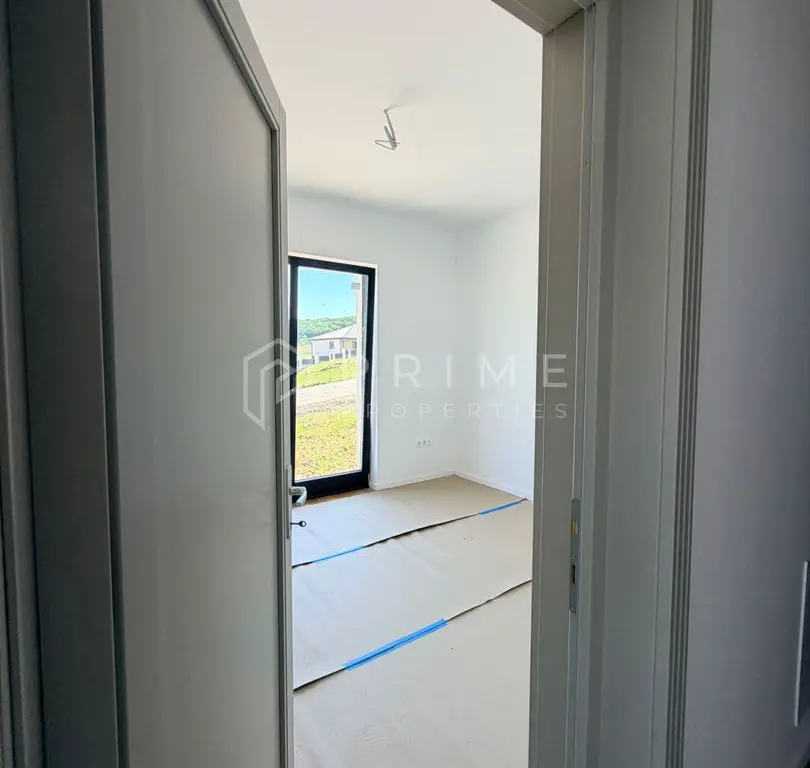 Vilă chalet modern cu perete panoramic de sticlă - Livezeni, Mureș