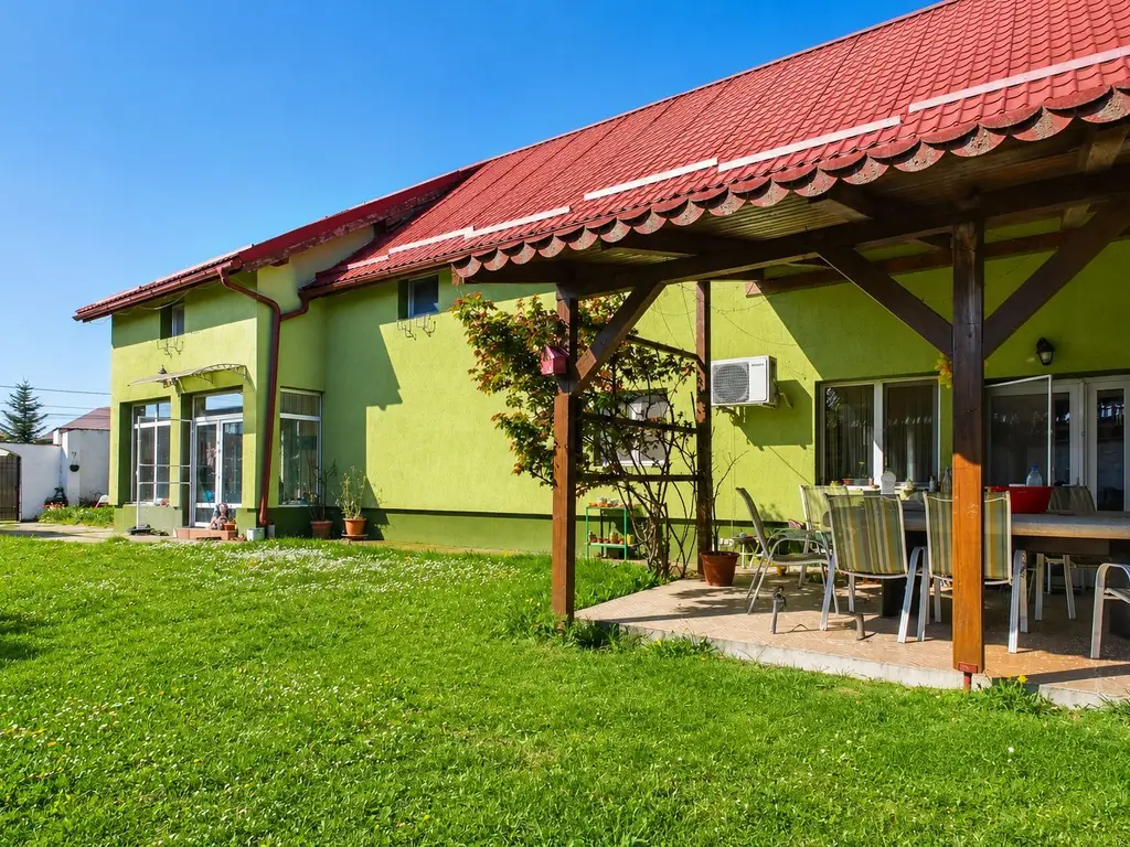 Casă spațioasă cu 8 camere, teren generos, oferă libertate și confort