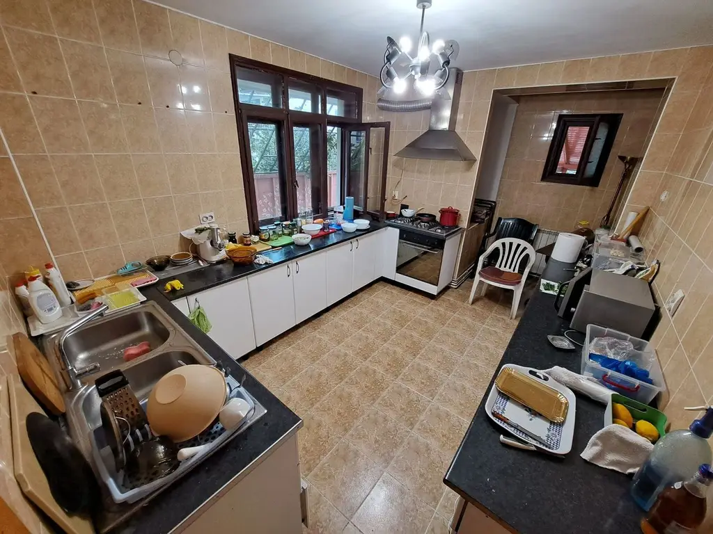 Vând casă cu demisol , parter + 2 etaje și teren în sector 4