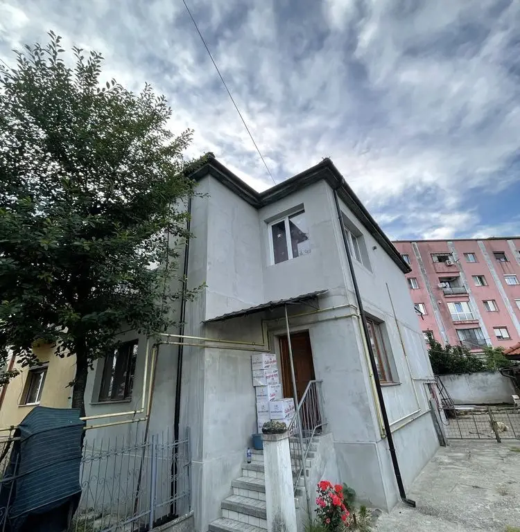 BRASADAS vinde ap 4 cam spațios cu anexe, 103 mp. Botizului.
