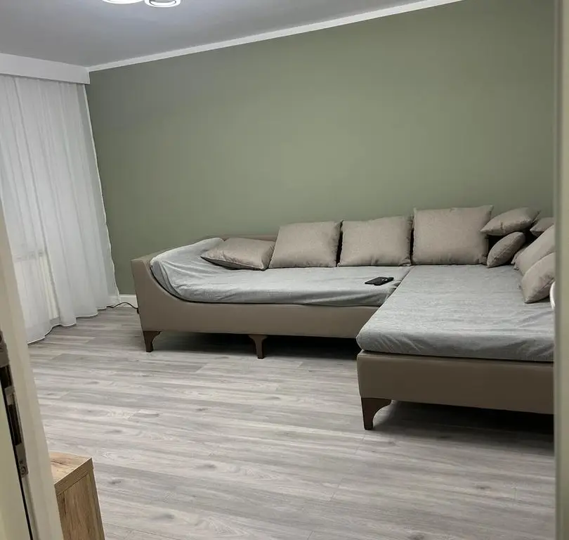 ageuropa.ro vinde apt. 4 cam. 78mp la etajul 2 în Micro 16.