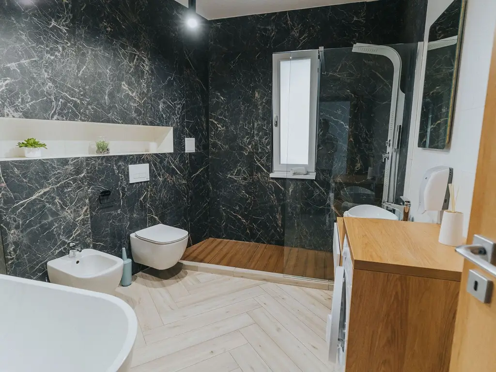 3 camere, ultracentral, Oradea. 235 000 E. Comision 0