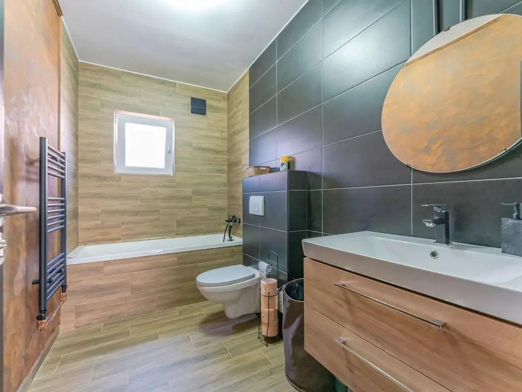 Casă Individuală de Închiriat, Încălzire în Pardoseală, Teren 400 mp
