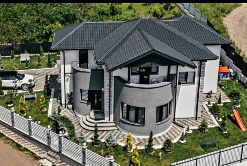 vila ,casa centru Sorogari langa parc,lac 200 m de lac Aroneanu