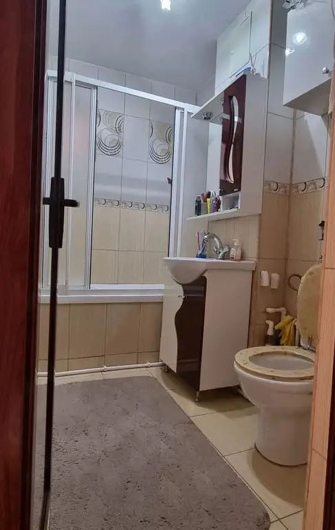 De inchiriat apartament 2 camere, Micro 20, zona 2 Cocosi, et. 6, 1900 lei