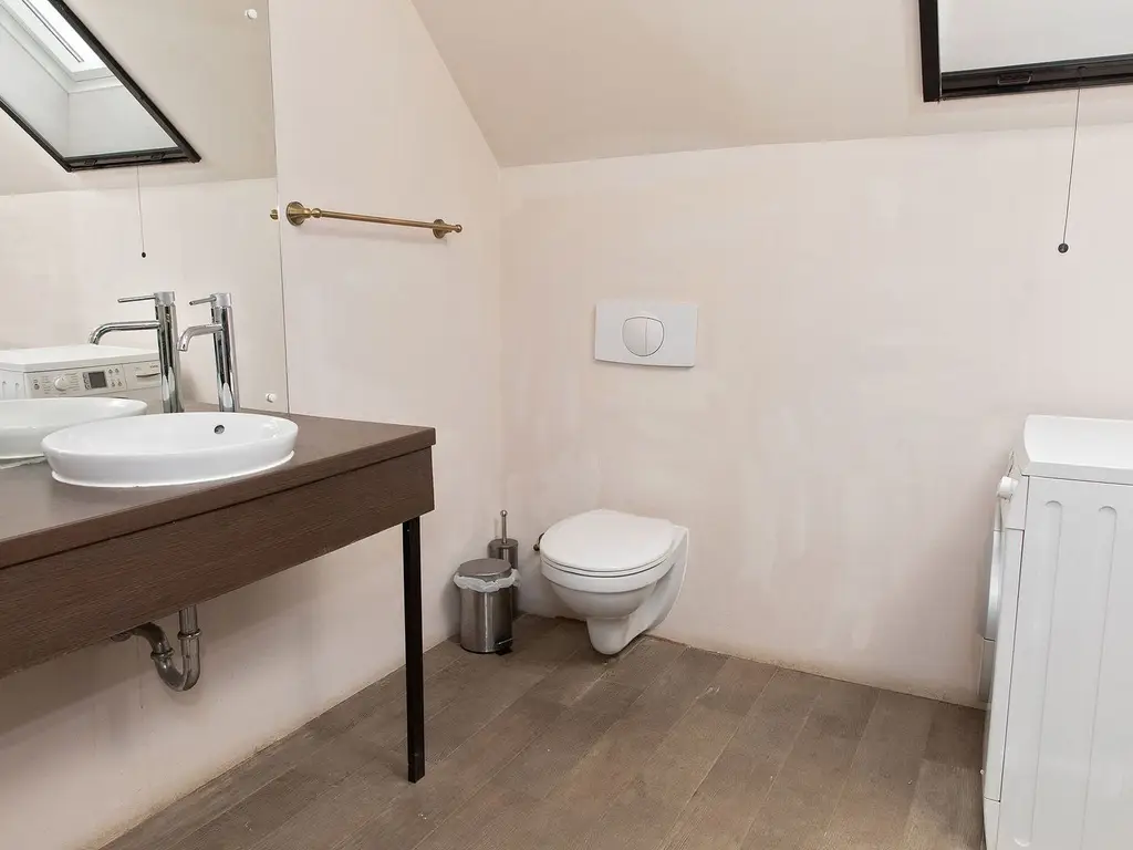 Vilă 5 dormitoare, 4 băi, 2 248mp teren, piscină. Preț: 229 000 E.