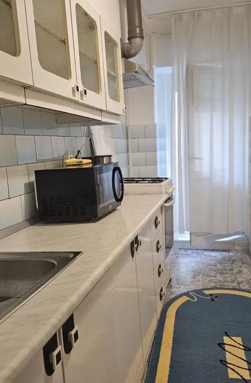 De inchiriat apartament cu 2 camere, etaj 4/4 Piata Centrala, 360 euro