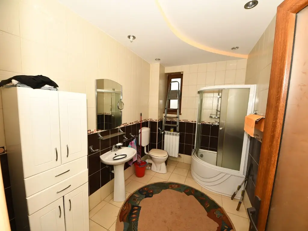 Vila spatioasa, pretabil pentru locuit/clinica, zona Micro 17 – Galati