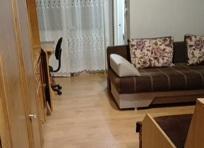 BRASADAS vinde garsoniera pe Ostrovului la etajul 3/4.