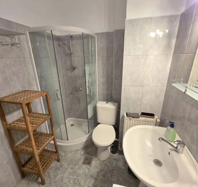 De inchiriat apartament cu o camera ultracentral, et. 1, 320 euro
