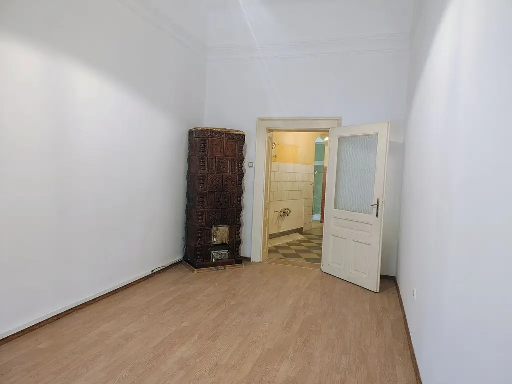 Apartament la casă cu front stradal,  str. M. Eminescu. 119 900 E.