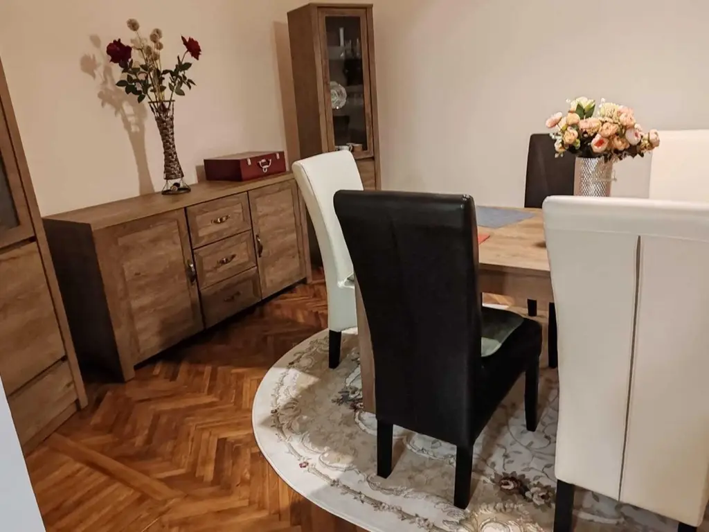 BRASADAS vinde casa 6 cam în zona Titulescu.