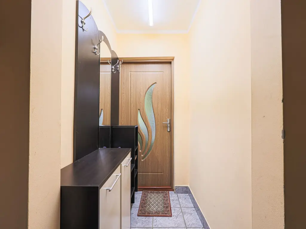 Apartament, la etajul 1, cu balcon spre zona verde, malul Muresului
