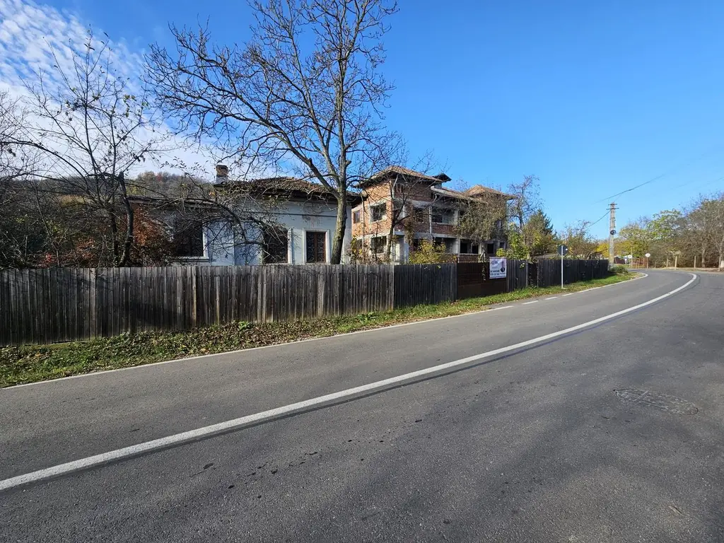 Proprietate deosebită în orașul Ștefănești, intrare pe strada Izvorani