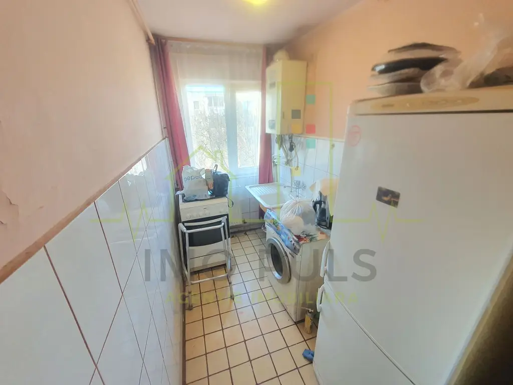 3 Camere. Etaj intermediar. Boxa. Centrala proprie. Termopane.