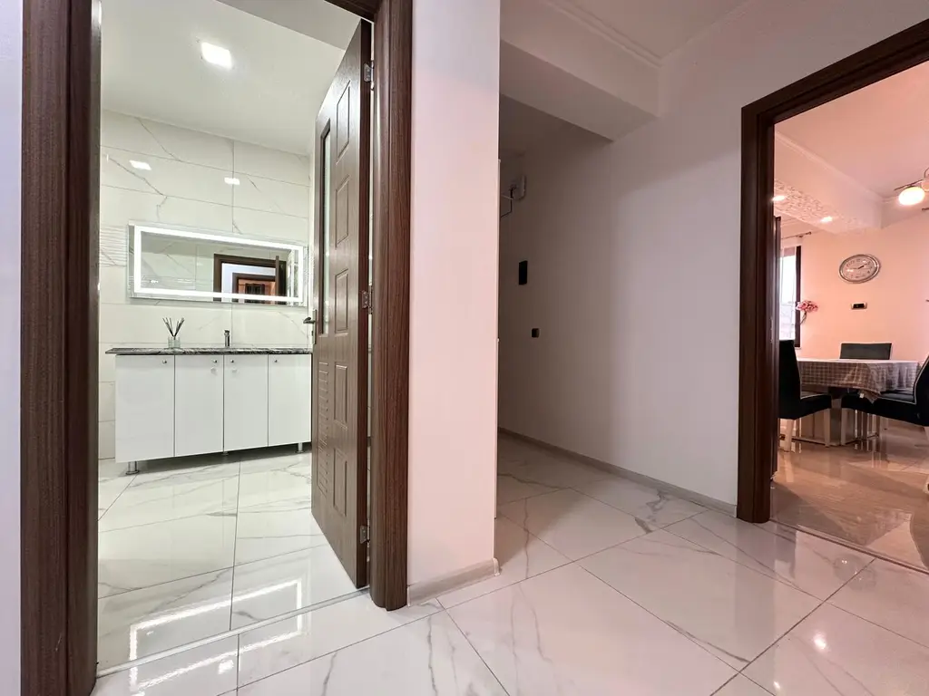 Vând apartament 3 camere 3 minute de Coresi complex ISARAN