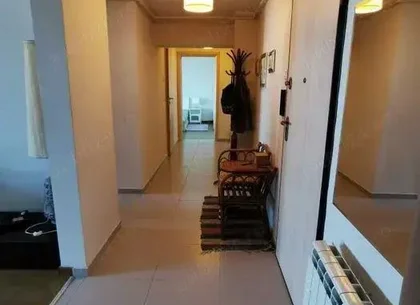 BRASADAS închiriază ap cam etaj 6/8 Bd. UNIRII.