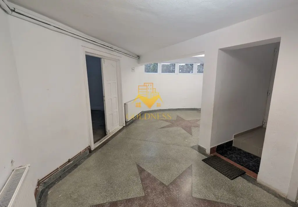 Casa/Spatiu de birou,Andrei Muresanu, 9 Camere,10 Parcari,Curte 2000mp