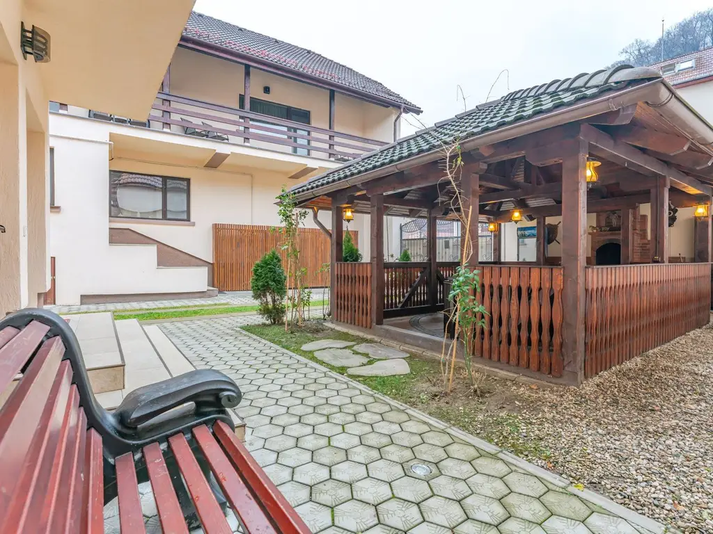 Pensiune Râșnov, 13 camere plus locuință proprietar, zonă Cetate