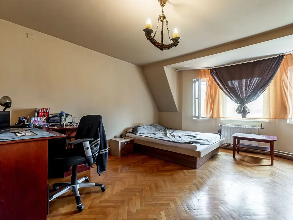 Casa Solida cu Mansarda in Zona Excelenta Parneava