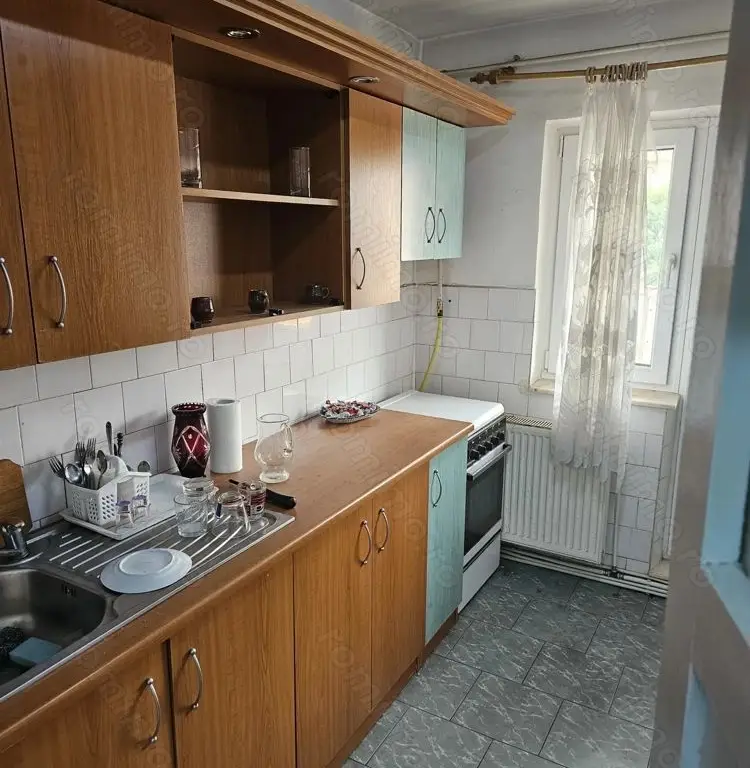 BRASADAS vinde ap 2 cam etaj3/4 decomandat, Carpați 2