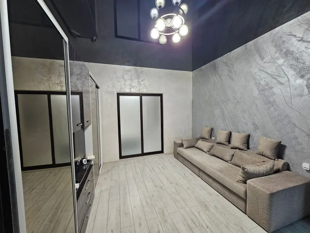 De vanzare - Casa 2 camere, renovata - singur in curte -Piata Centrala