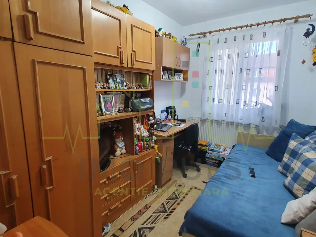 3 Camere. Centrala proprie.Bloc cu acoperis.
