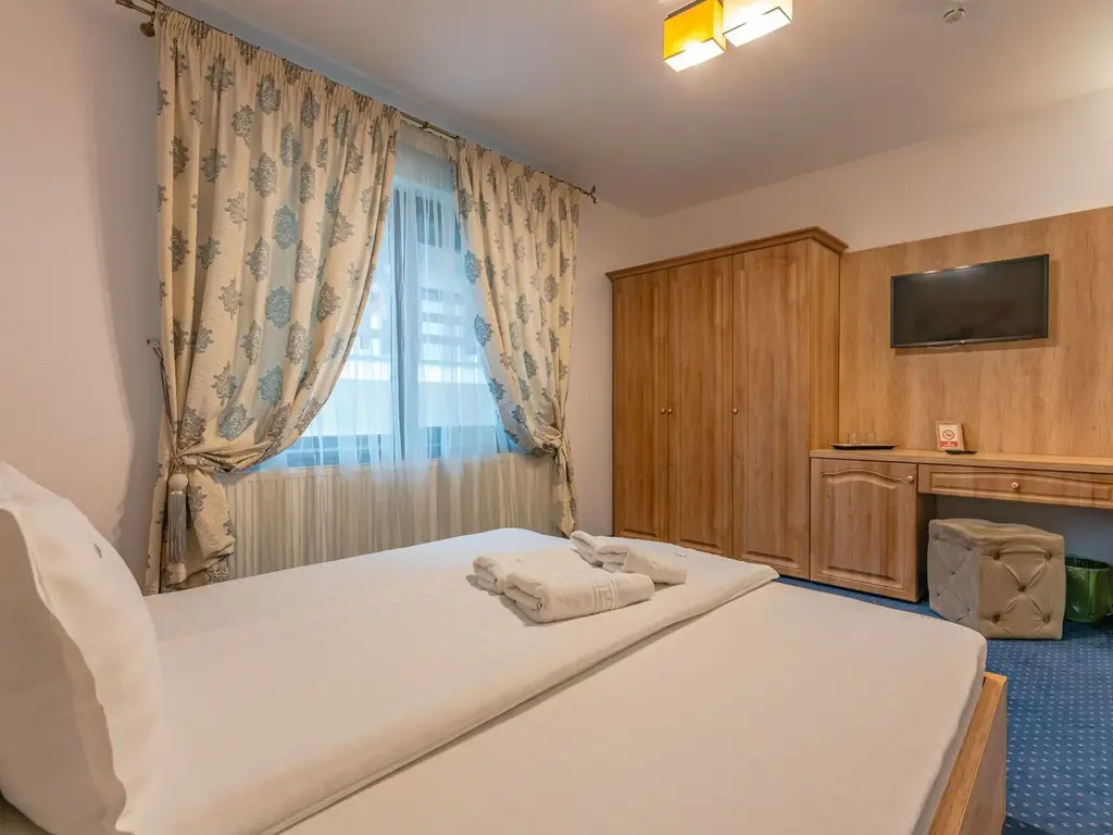 Pensiune Râșnov, 13 camere plus locuință proprietar, zonă Cetate