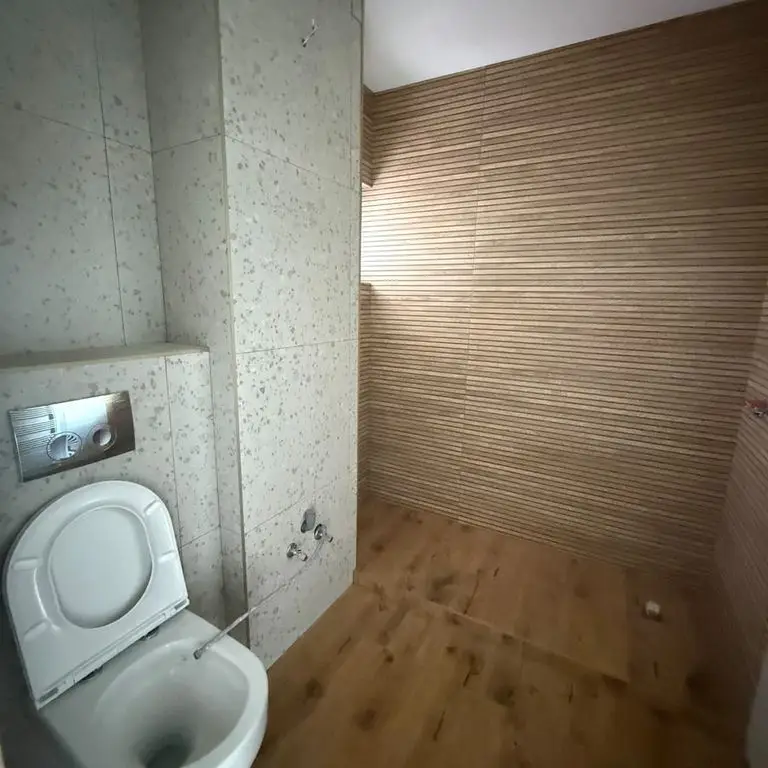 BRASADAS vinde ap 3 cam etaj 7/8 Micro 17 – Recent renovat.
