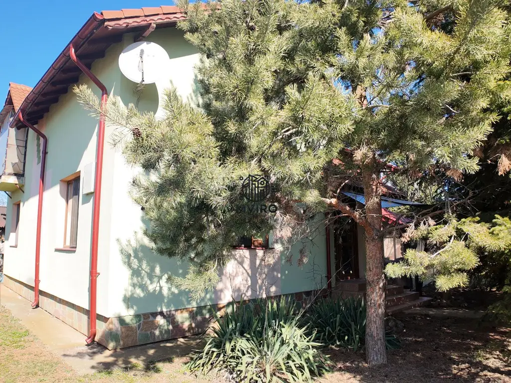 Casa de vanzare in Targoviste - 5 camere, 2 garaje, teren generos