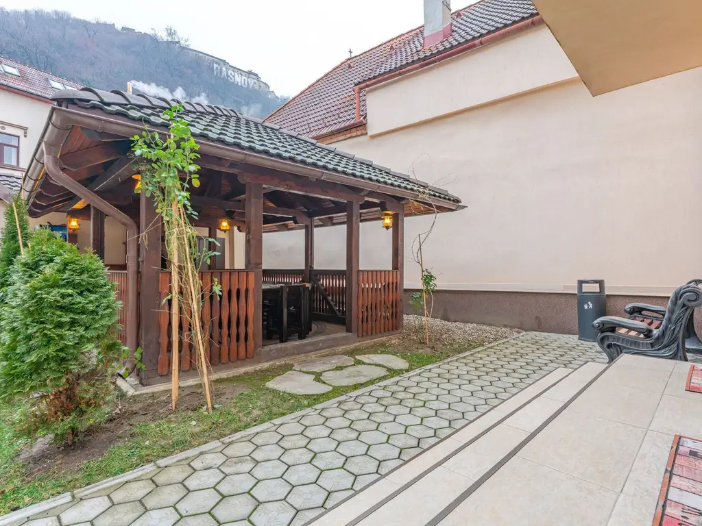 Pensiune Râșnov, 13 camere plus locuință proprietar, zonă Cetate