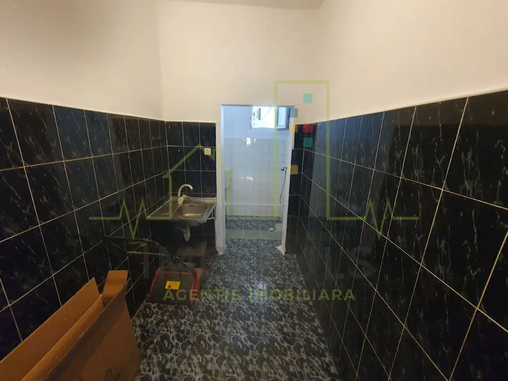 Casa individuala. 2 fronturi de pe 2 strazi (fata-spate)