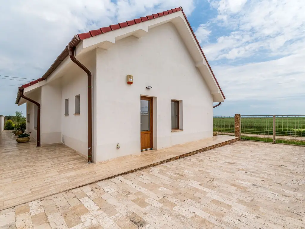 Casă nouă gata de mutat, în Tisa Nouă, la 14 km de Arad