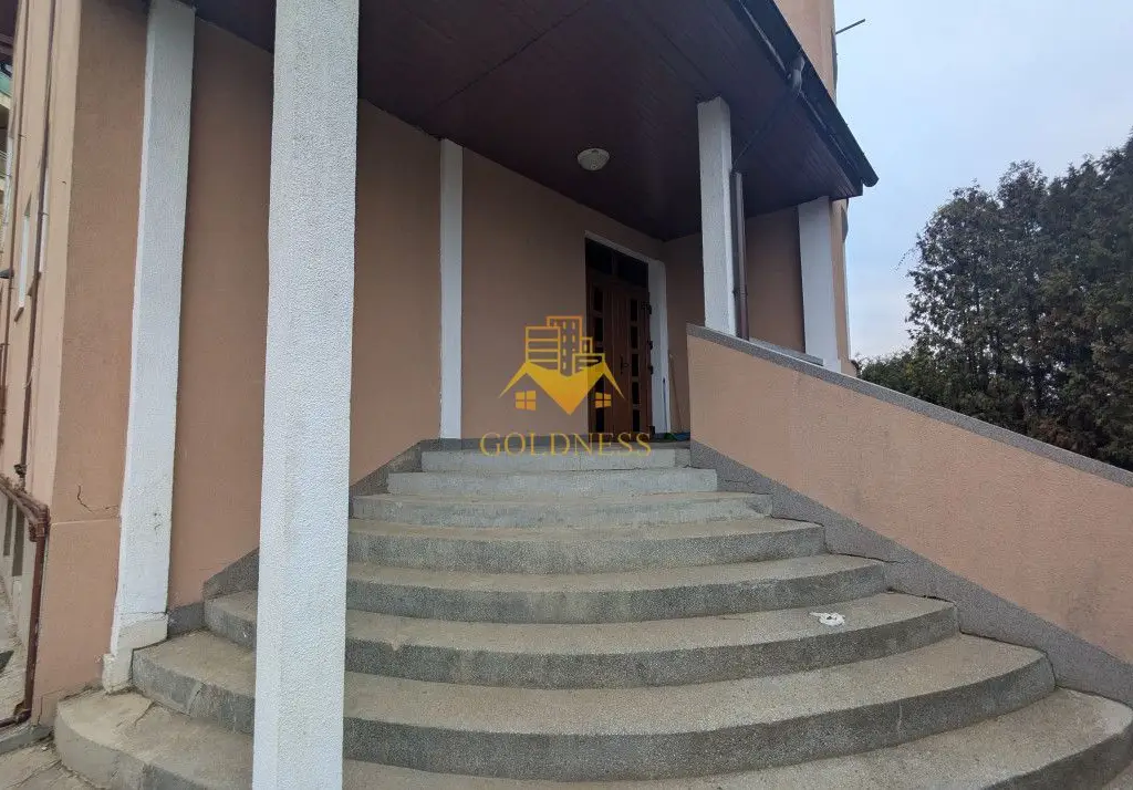 Casa/Spatiu de birou,Andrei Muresanu, 9 Camere,10 Parcari,Curte 2000mp