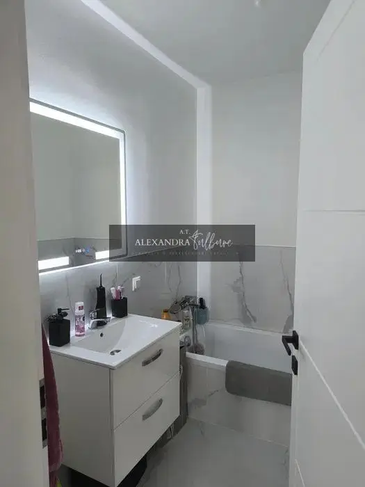 Apartament 3 camere, 2 bai, balcon, Teilor