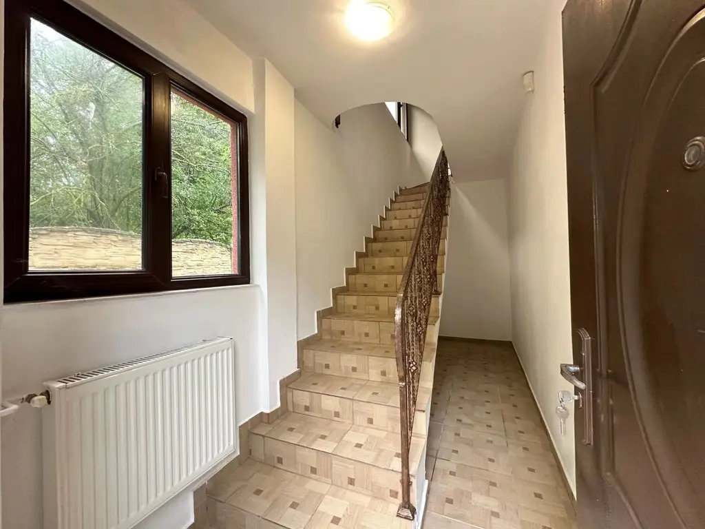 Casă complet renovată cu 4 camere și garaj generos Băneasa, Sector 1