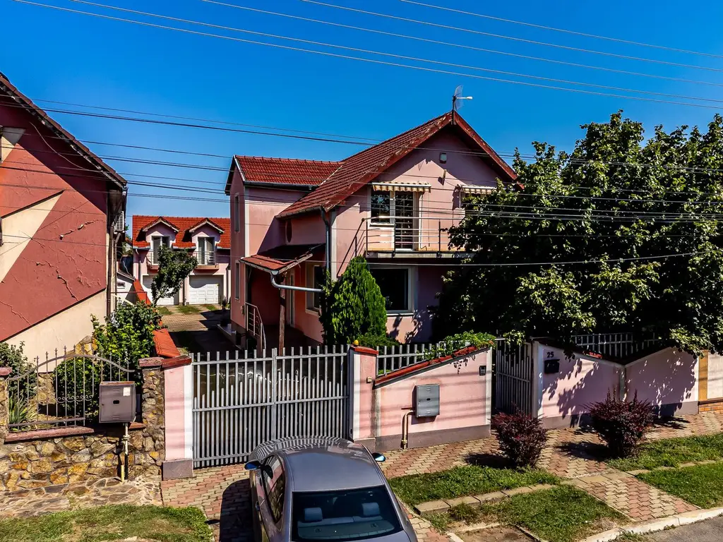 Vilă cu 6 camere în zona rezidențială - Poltura