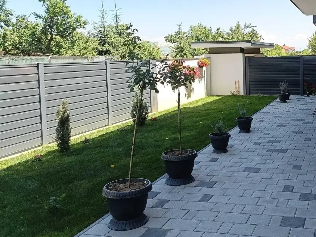 BRASADAS vinde ap 3 cam cu curte proprie in Carpati 2.